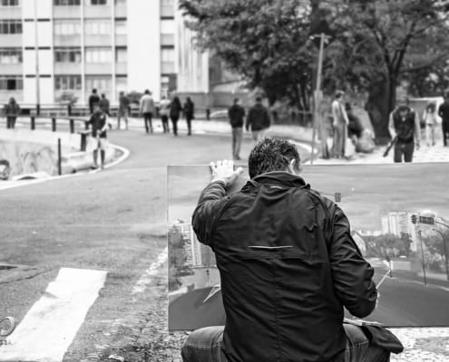 Pintor executando uma tela de pintura da rua da Consolação