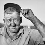 Trabalhador sujo de terra cumprimentando o fotógrafo