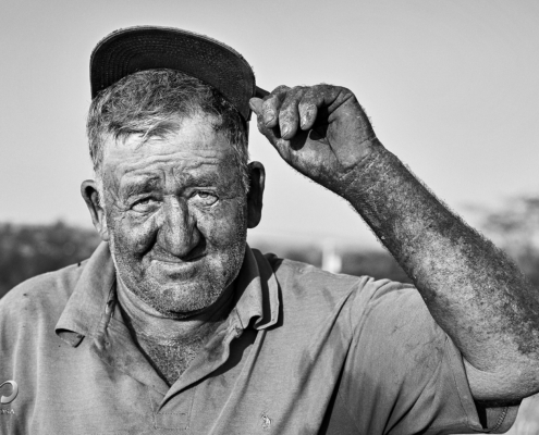 Trabalhador sujo de terra cumprimentando o fotógrafo
