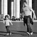 Pai e filho se divertem nos arcos do Vaticano