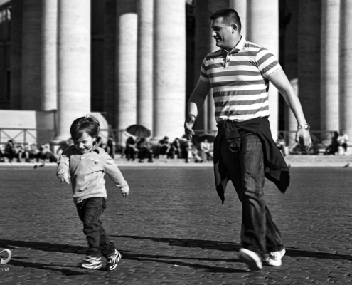 Pai e filho se divertem nos arcos do Vaticano