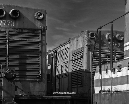 Máquinas de trens, da antiga FEPASA, abandonadas